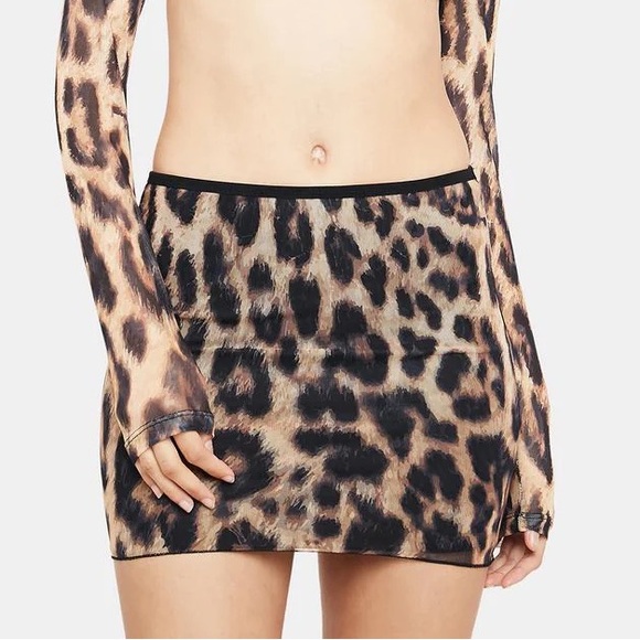 EDIKTED leopard print mini skirt - Picture 3 of 5